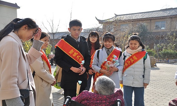 1511078655956893.jpg 外国语学院举办“生命皆平等 让爱驱走黑暗”主题活动.JPG