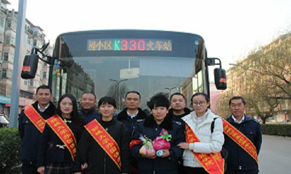 1481380332487016.jpg 外国语学院举办“致敬基层 温情献礼”活动.jpg