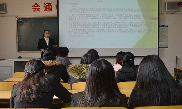 1512397527415360.jpg 外国语学院举办“创意简历 秀我风采”简历设计大赛.JPG