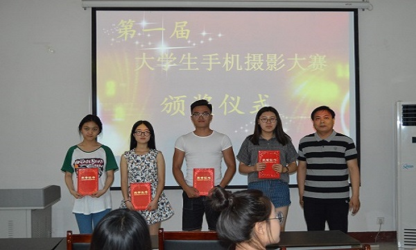 1466248055804506.jpg 【外语】举办“第一届手机摄影大赛”.JPG