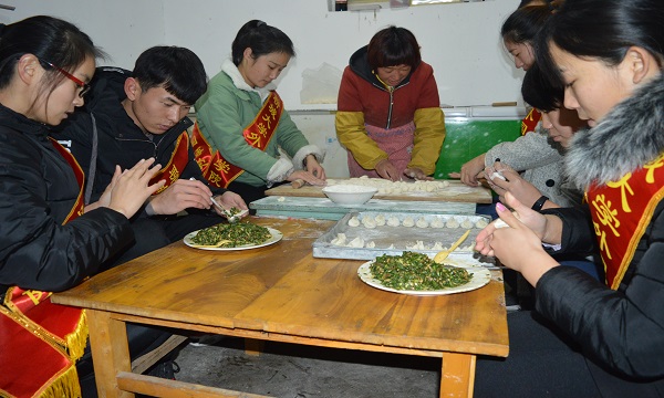 外国语学院举办“冬至饺子送温暖 传统习俗驻心间”活动.JPG