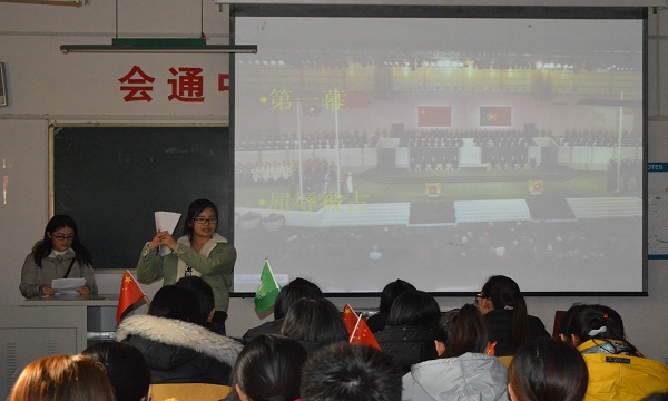1482158035239600.jpg 外国语学院举办“纪念澳门回归,缅怀祖国风云”话剧表演活动.JPG
