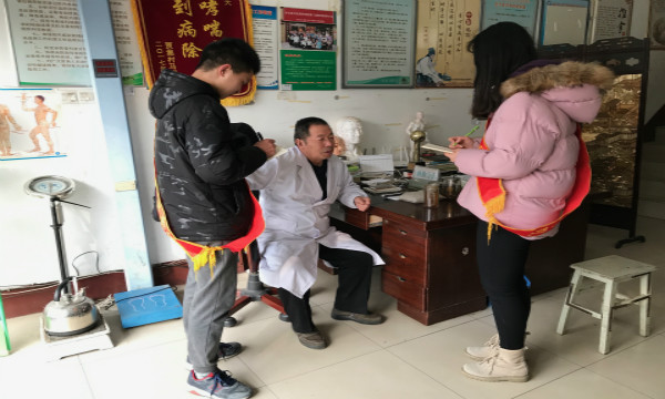 1542722837727560.jpg 商学院举办“关心老人身体 预防冬季疾病”活动.jpg
