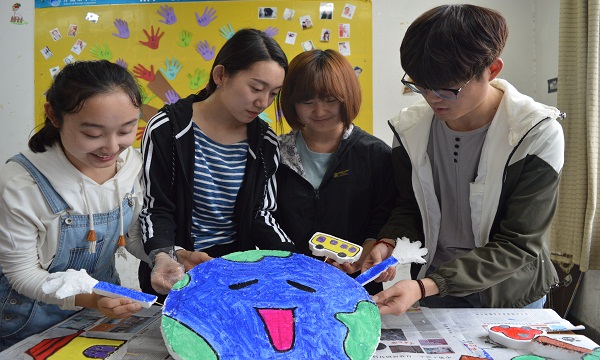 1492910459303555.jpg 外国语学院举办“绘画废弃泡沫 缤纷五彩地球”活动.JPG