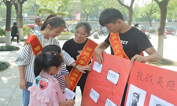 1505738356463544.jpg 【外语】举办“勿忘国耻 圆梦中华”宣传活动.JPG