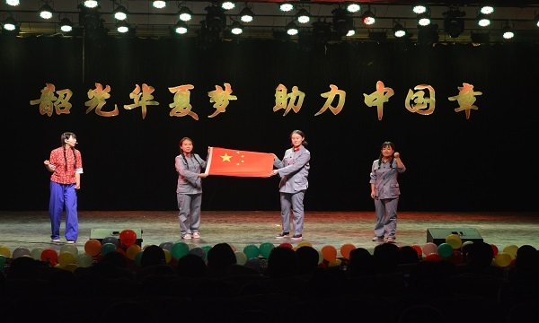 1475110853277851.jpg 【外语】举办“韶光华夏梦 助力中国章”第八届经典诵读汇暨2016级迎新晚会.JPG