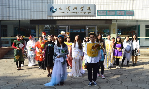 1510124457628785.jpg 【外语】举办“阅览环保 展示时尚”活动.jpg