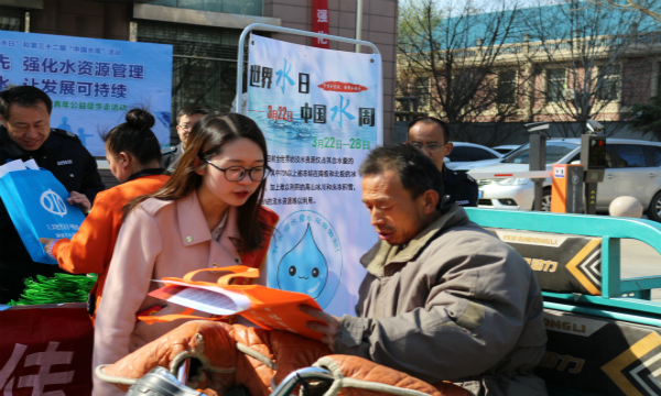 1553519567583585.jpg 为市民分发宣传材料600.jpg