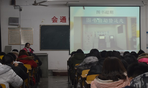 1514124800967546.jpg 【外语】举办“如何利用智能图书馆”主题讲座.JPG