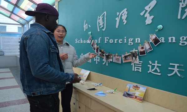 1512395959321971.jpg 【外语】举办“畅梦蓝天 展翅民航”活动.JPG