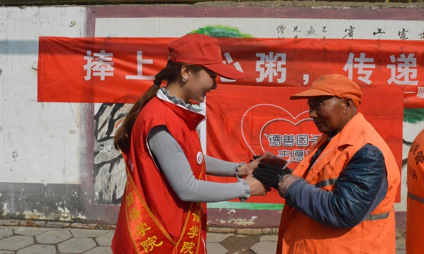 1492261268447625.jpg 外国语学院举办“捧上爱心粥 传递暖味道”活动.JPG