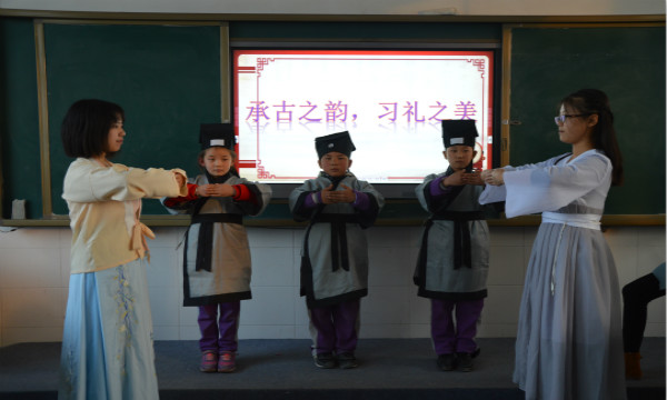 1511433484526857.jpg 6 志愿者教孩子们学习汉代基本礼仪动作 (3)_meitu_1.jpg
