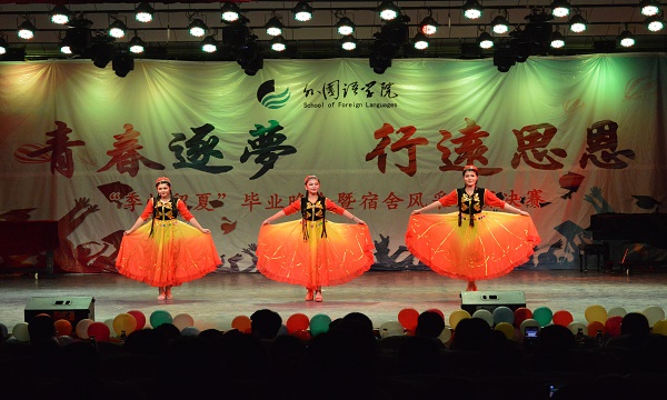 1465779510215874.jpg 【外语】举办“‘季忆留夏’毕业晚会暨宿舍风采大赛”活动.jpg