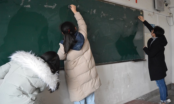 1520261133114095.jpg 践行雷锋精神 外国语学院争做雷锋传人.JPG
