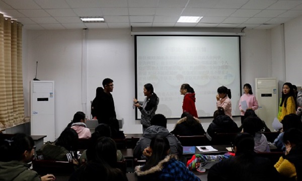 外国语学院举办“托起梦想 激扬青春”活动.jpg