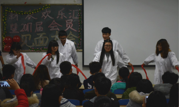 【农学】举办“新农欢乐汇”活动.jpg