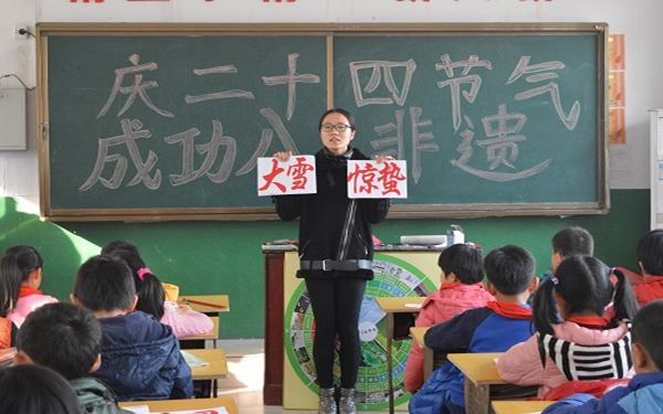 外国语学院举办“吴刀剪纸念节气，欢庆传统入非遗”活动_副本.jpg