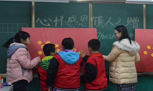 【外语】举办“心怀感恩 馈人之赠”活动.JPG