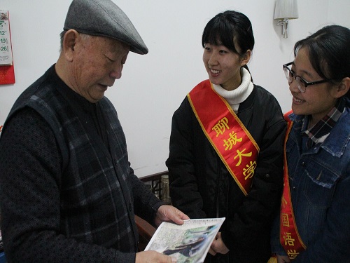 1479899441639277.jpg 外国语学院举办“冬日阳光 情暖夕阳”活动.jpg