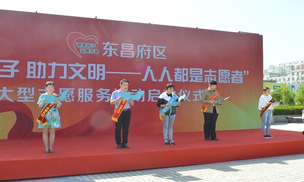1494137437298413.jpg 外国语学院参与“东昌府区志愿者服务”活动.JPG
