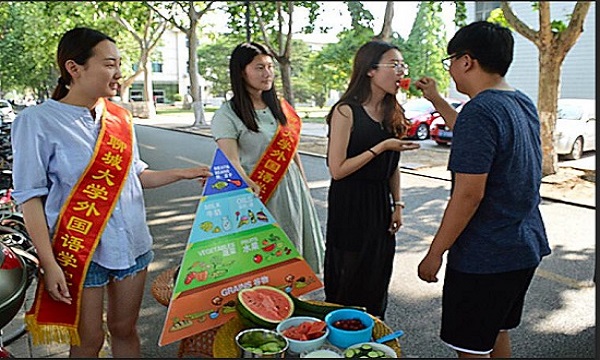 1495205937855097.jpg 外国语学院举办“关注世界营养日 爱要从饮食做起”活动 (2).jpg